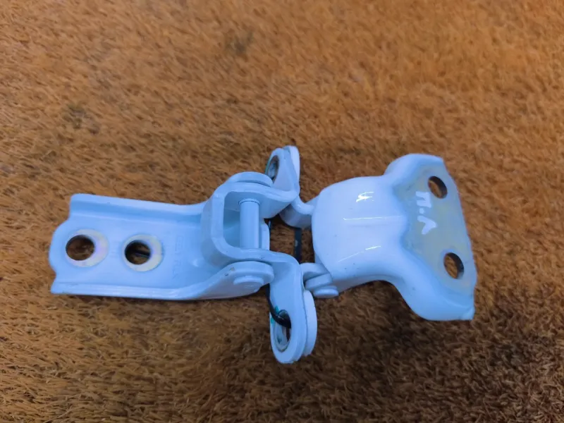 Петля двери