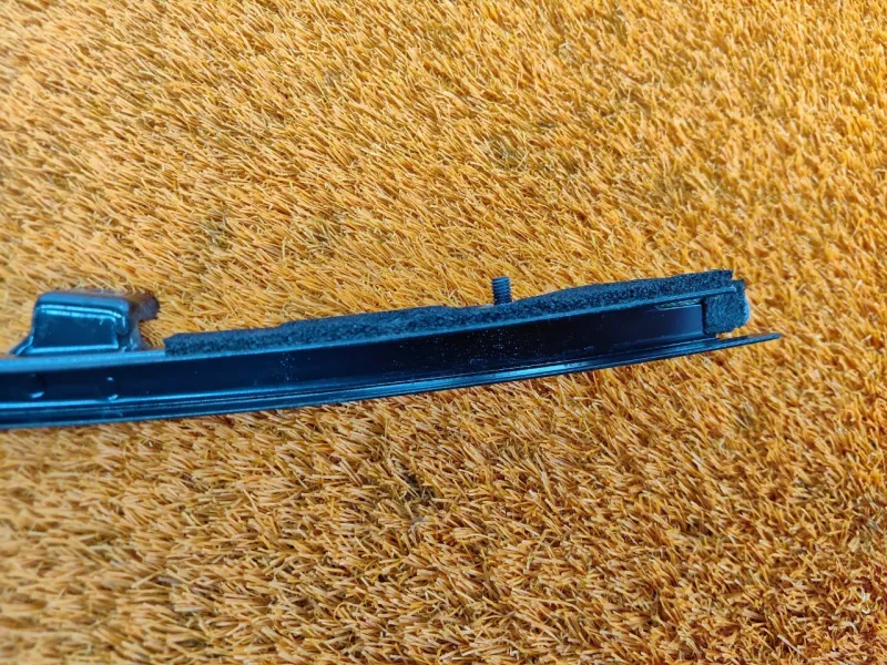 Направляющая стекла двери