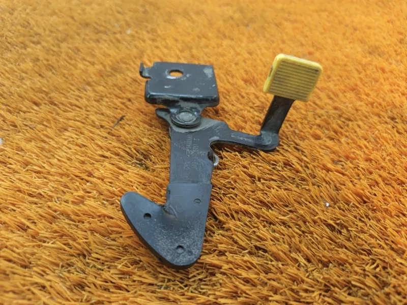 Крюк замка капота