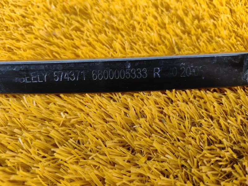 Направляющая стекла двери