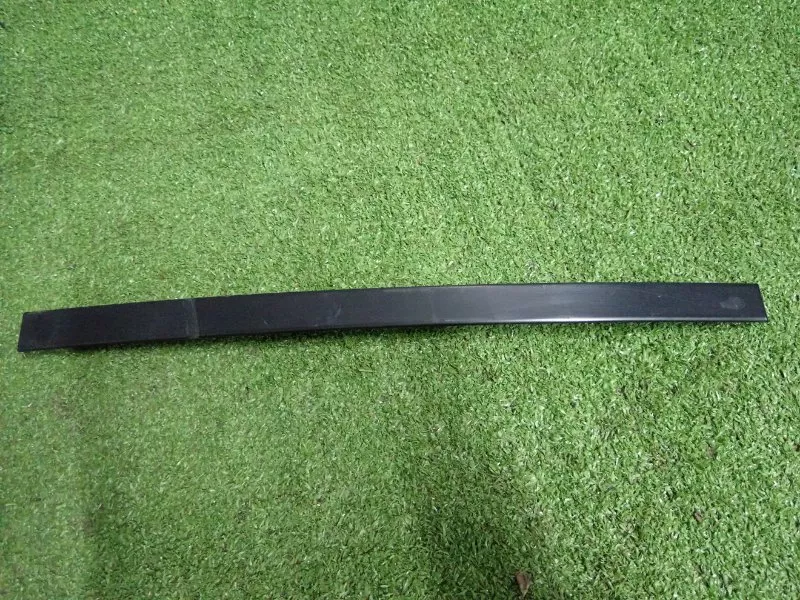 Направляющая стекла двери