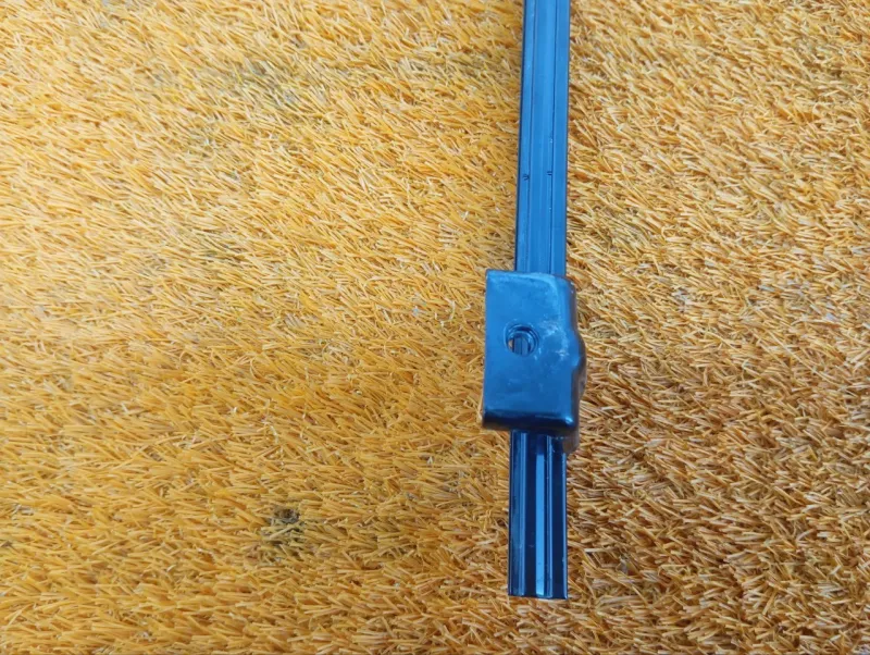 Направляющая стекла двери