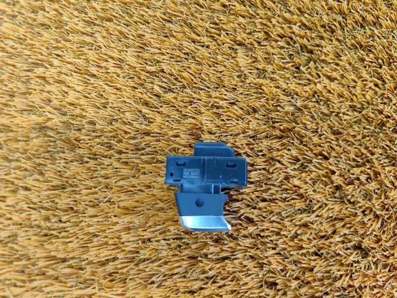 Кнопка открывания багажника