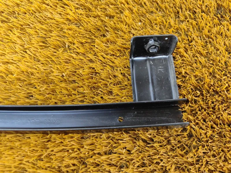 Направляющая стекла двери