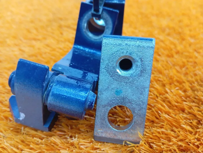 Петля двери