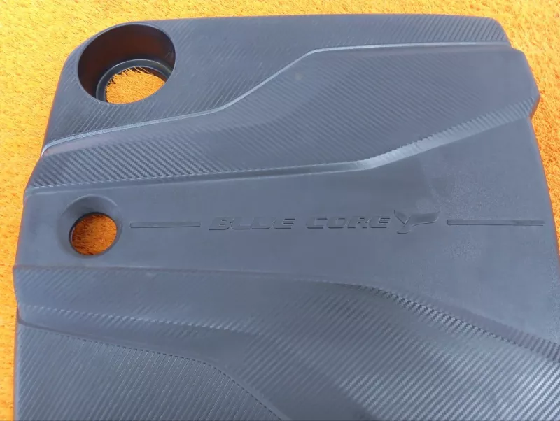 Декоративная крышка двигателя