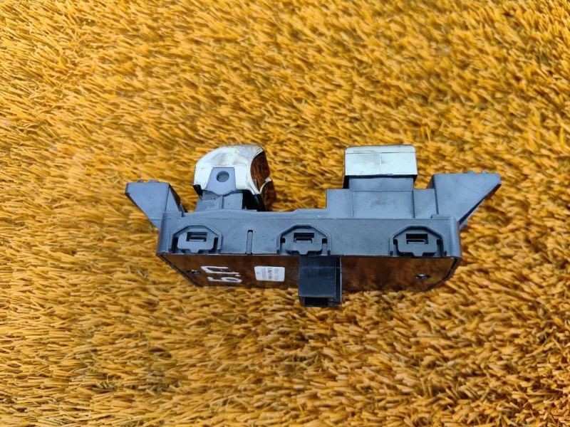 Кнопка регулировки сиденья