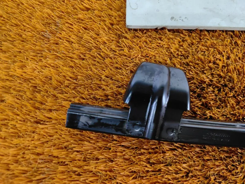 Направляющая стекла двери