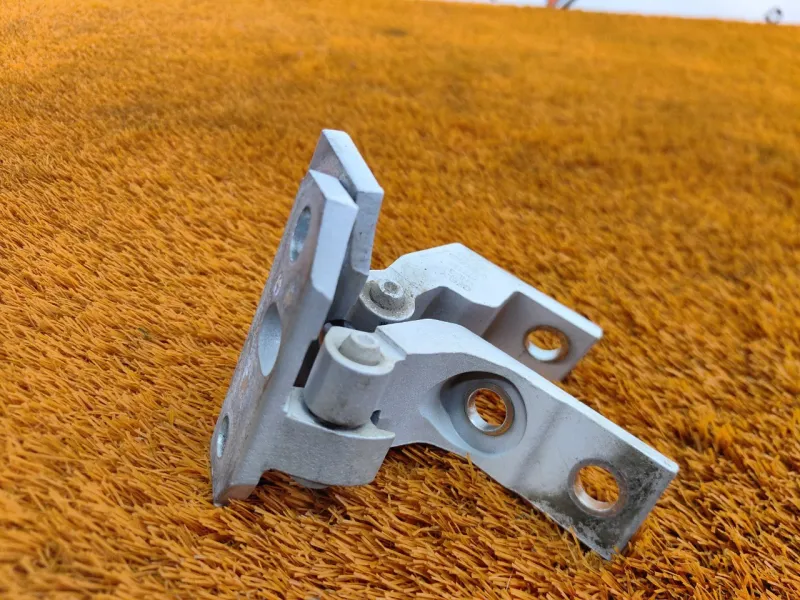 Петля двери