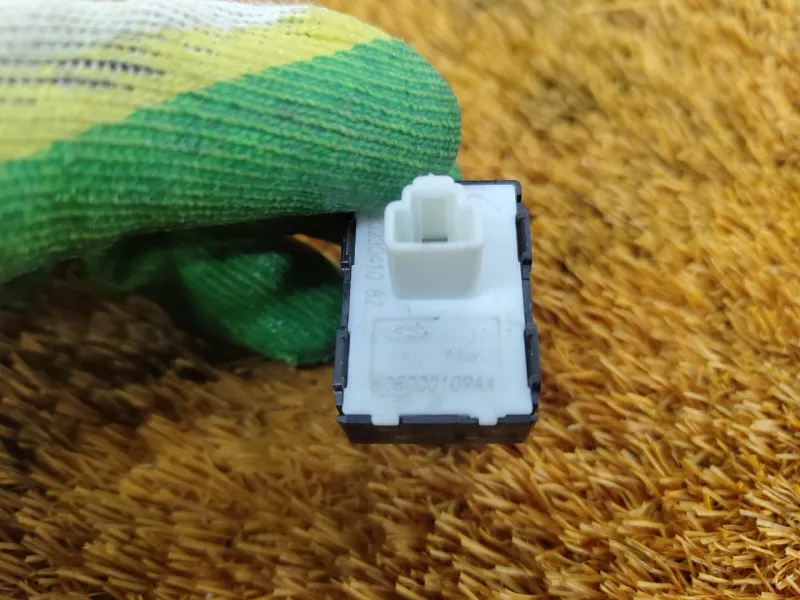 Кнопка стеклоподъемника