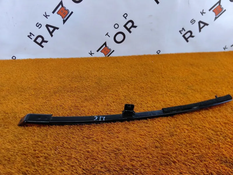 Направляющая стекла двери