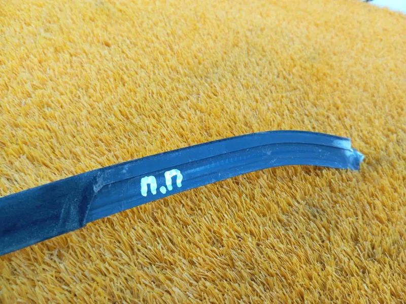 Уплотнитель стекла двери