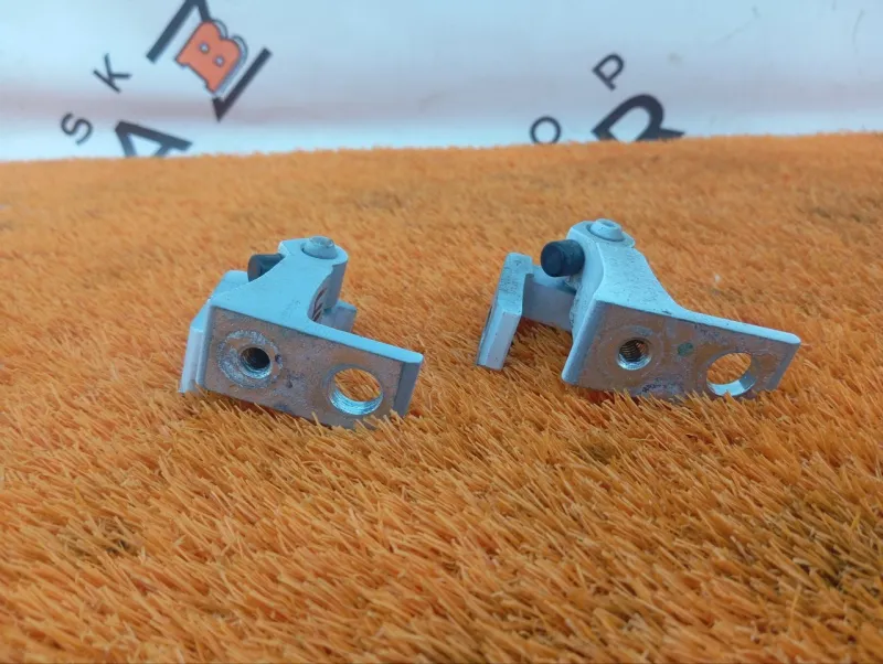 Петля двери