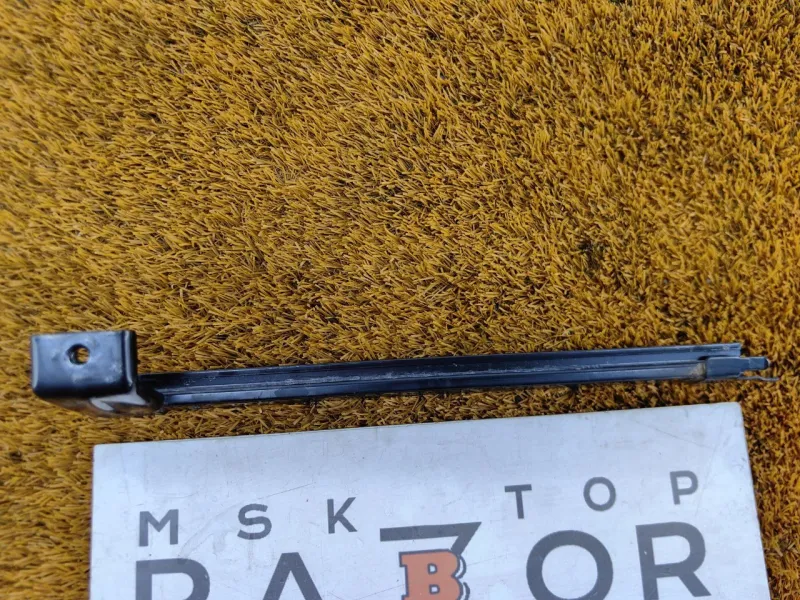 Направляющая стекла двери