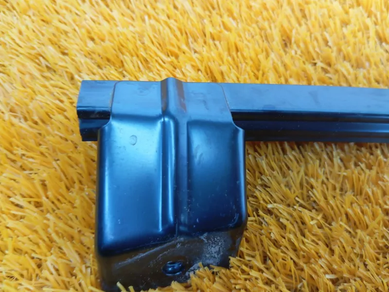 Направляющая стекла двери