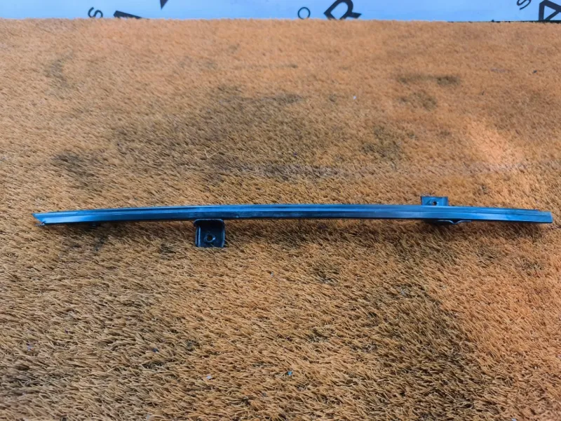 Направляющая стекла двери