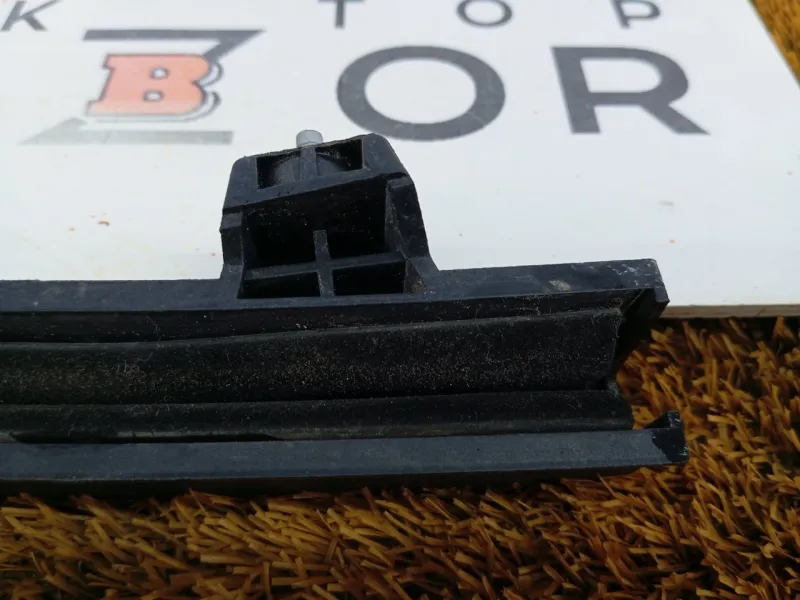 Направляющая стекла двери