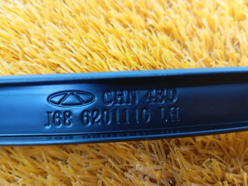 Направляющая стекла двери