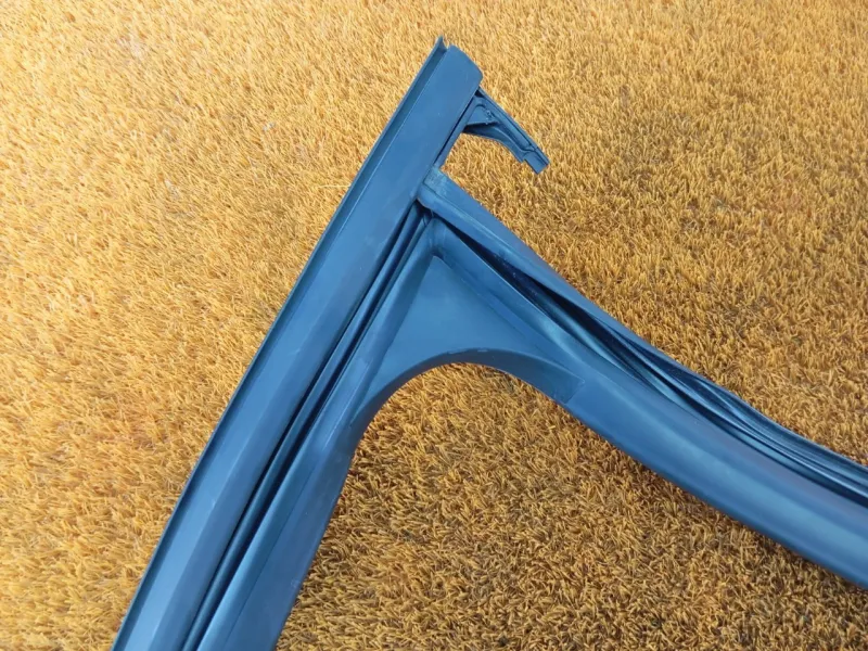 Уплотнитель стекла двери