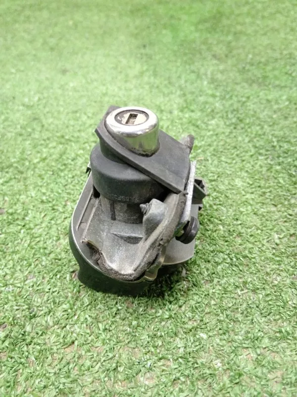 Личинка замка багажника