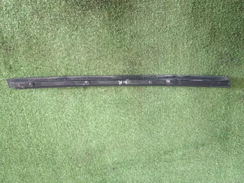 Направляющая стекла двери