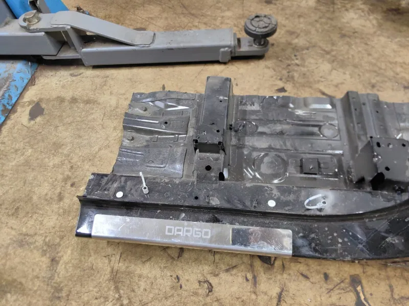 Порог с центральной стойкой