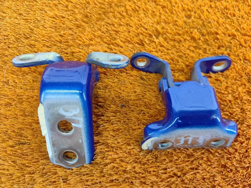 Петля двери