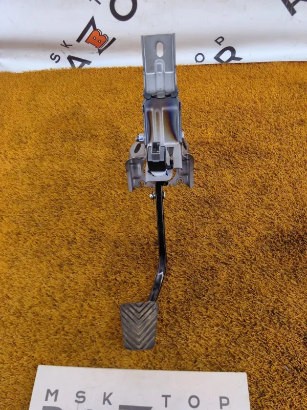 Педаль тормоза