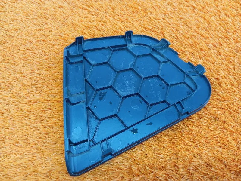 Обшивка крышки багажника