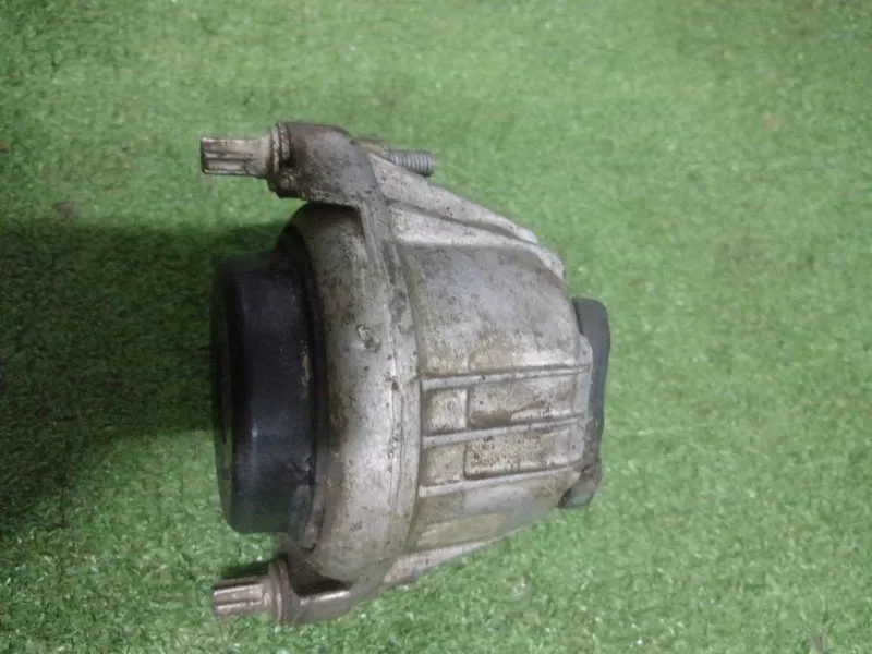 Подушка двигателя