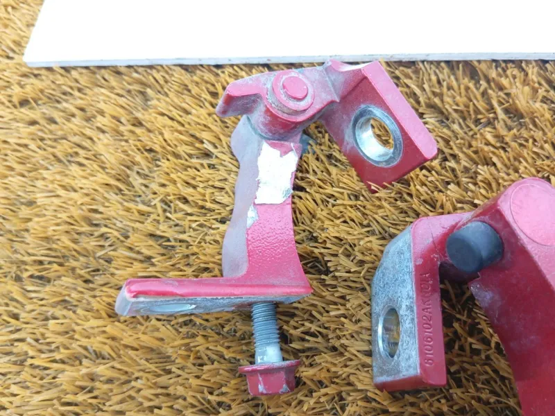 Петля двери