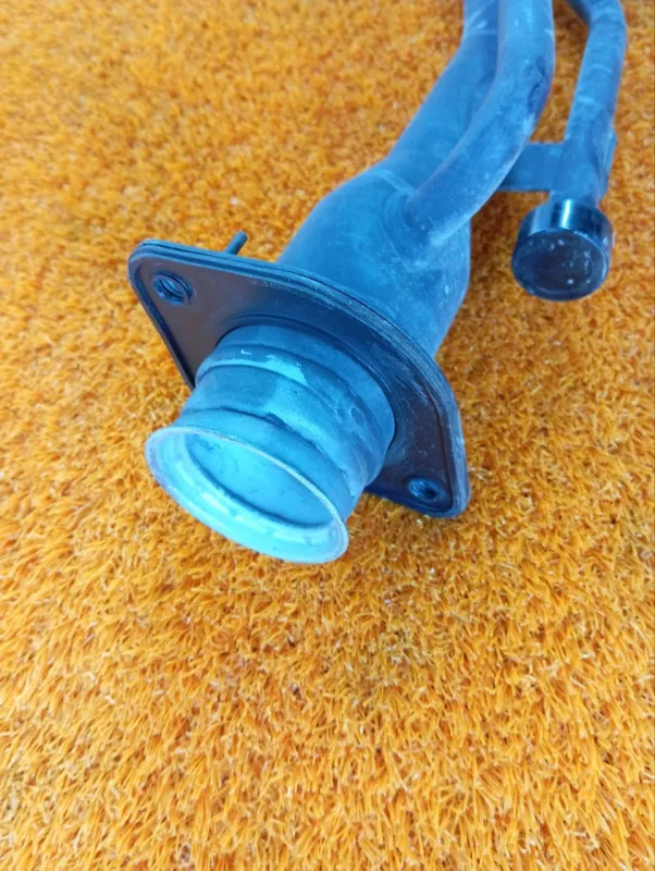 Горловина топливного бака