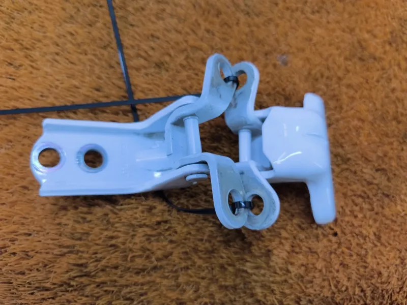 Петля двери