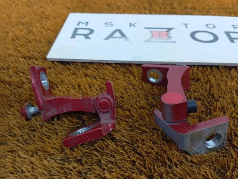 Петля двери