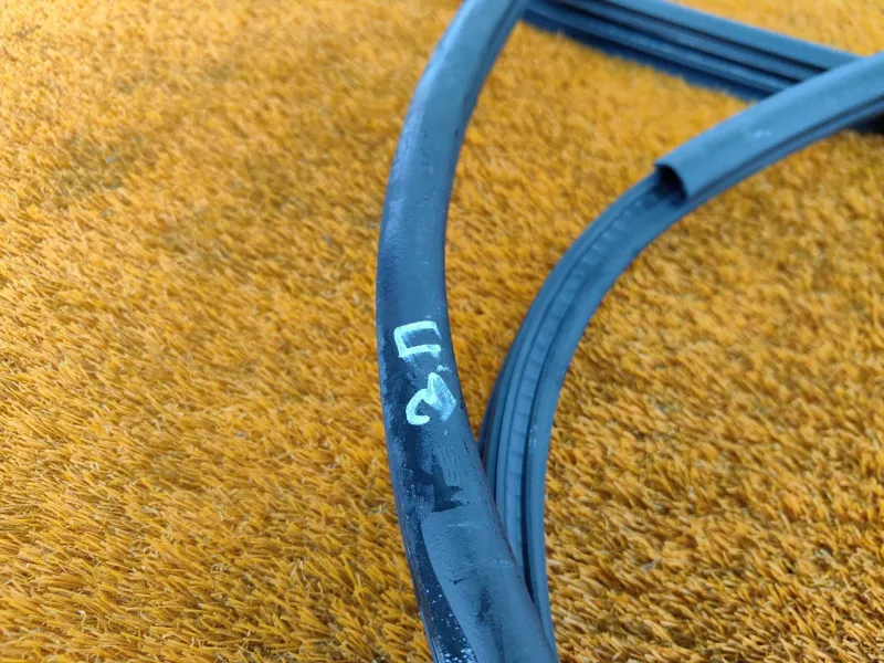 Уплотнитель проема двери