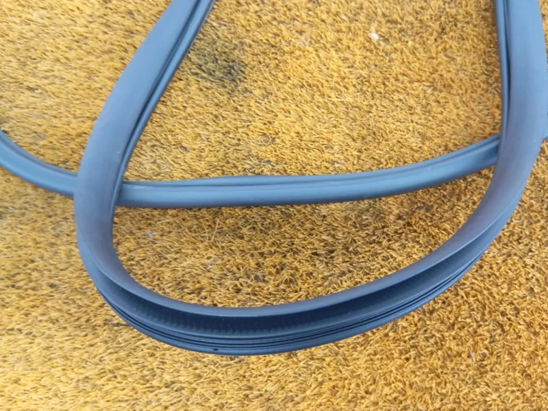 Уплотнитель проема двери