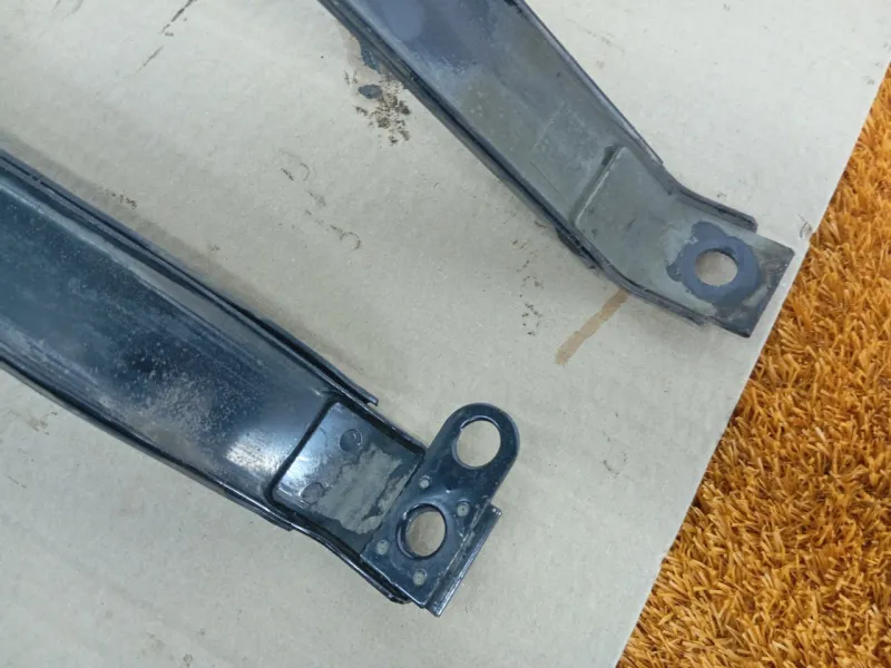 Крепление топливного бака