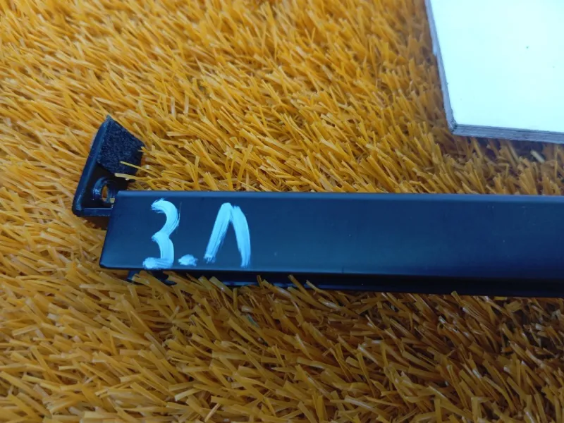 Направляющая стекла двери