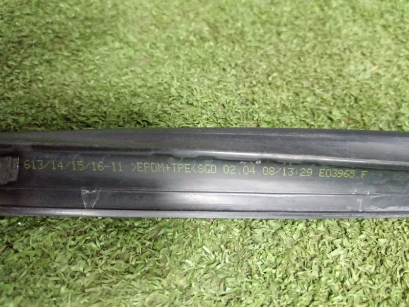 Уплотнитель стекла двери