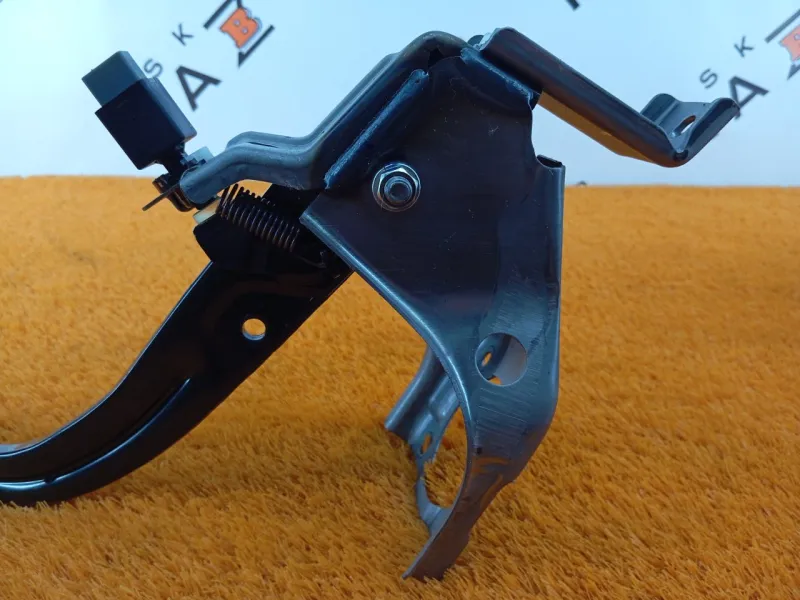 Педаль тормоза