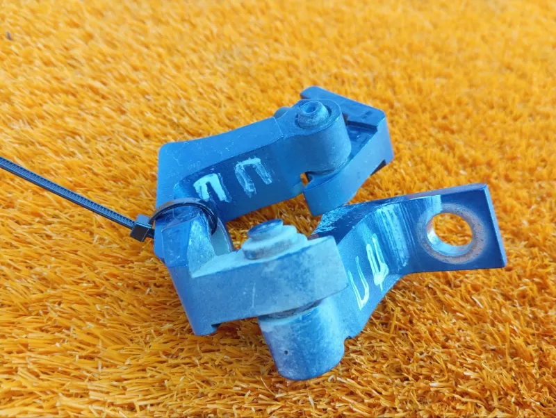 Петля двери