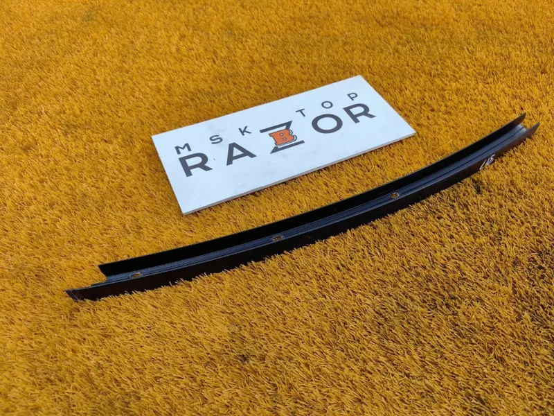 Направляющая стекла двери