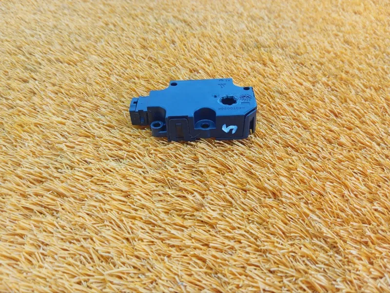 Сервопривод заслонок печки