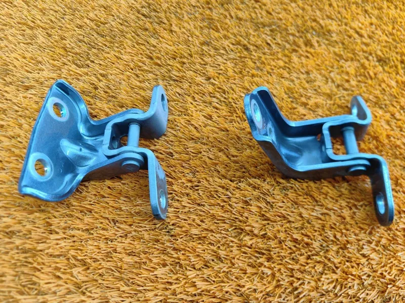 Петля двери