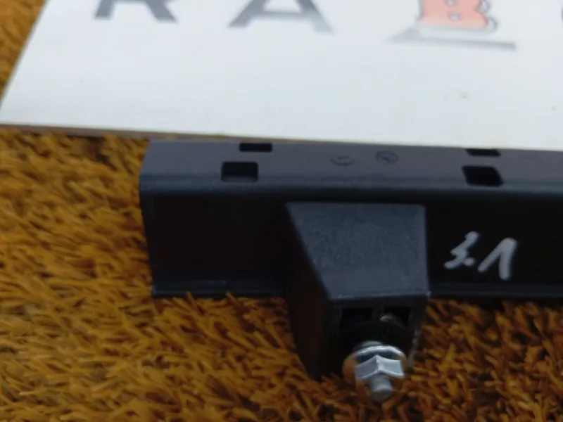 Направляющая стекла двери