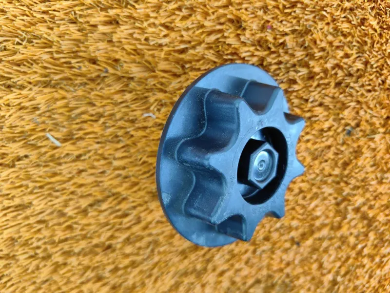 Болт крепления запасного колеса