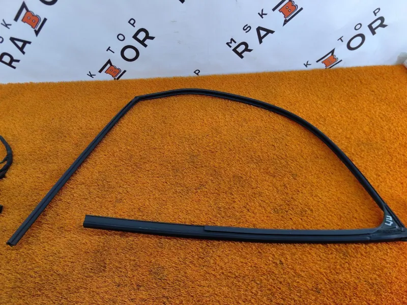 Уплотнитель стекла двери