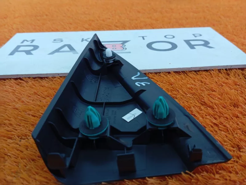 Уголок двери