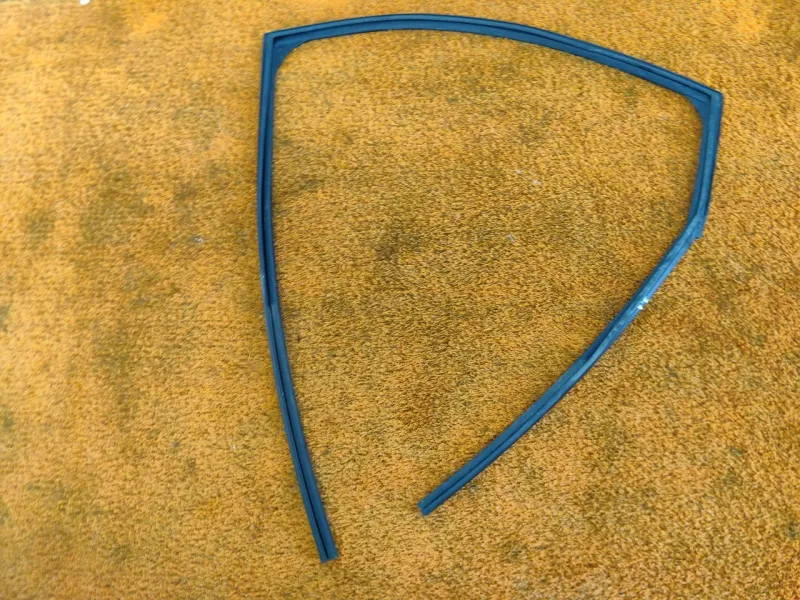 Уплотнитель стекла двери