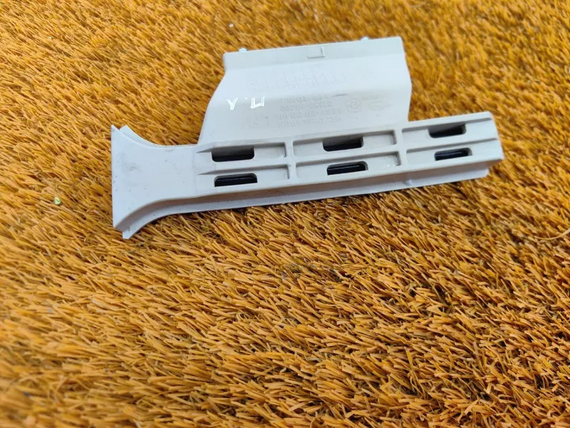 Направляющая стекла двери